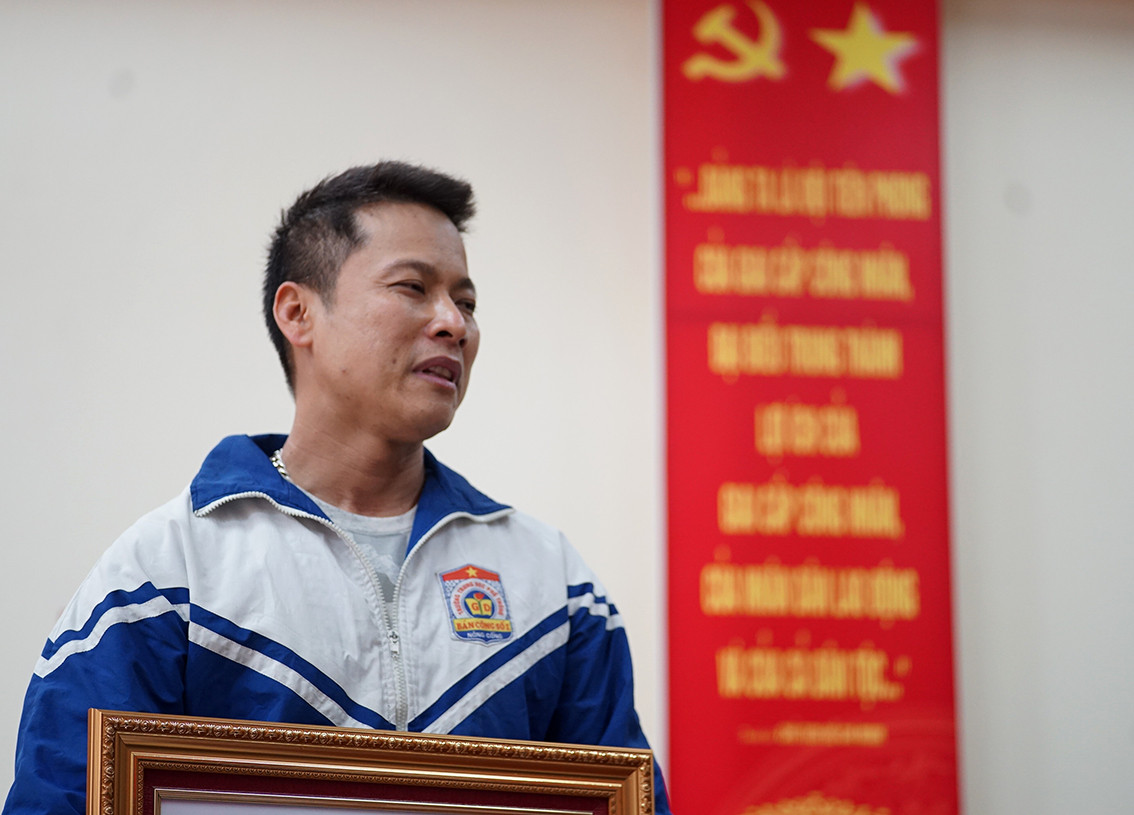 Xúc động phát biểu tại buổi lễ, anh Trung Văn Nam cảm ơn sự động viên của Thủ tướng Chính phủ. "Em chỉ biết Thủ tướng qua những quyết sách kịp thời về phòng chống dịch COVID-19 và em mong ước được một lần ôm Thủ tướng Chính phủ" - anh Nam nghẹn ngào nói.