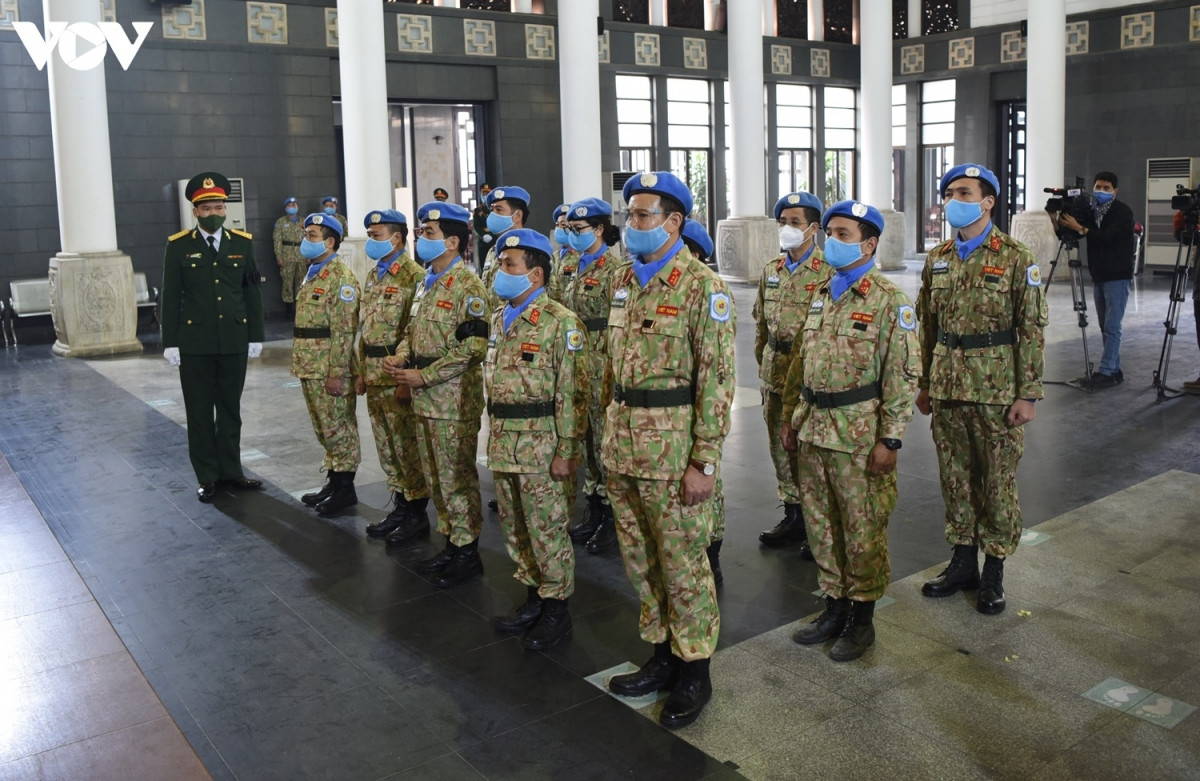 Đoàn đại biểu Cục Gìn giữ Hòa bình Việt Nam vào viếng.