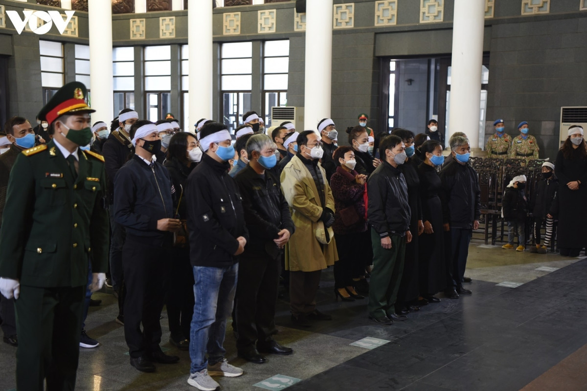 Gia đình liệt sỹ, Trung tá Đỗ Anh vào viếng.