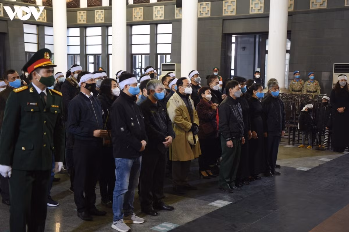 Gia đình liệt sỹ, Trung tá Đỗ Anh vào viếng.