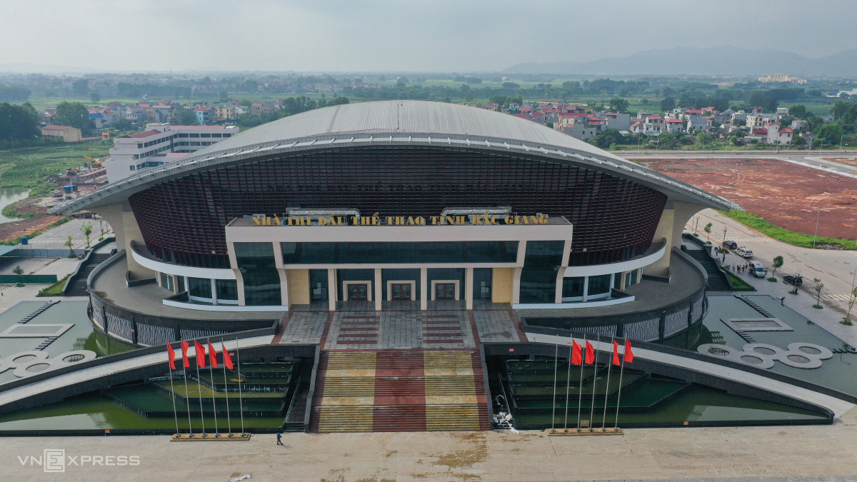 Bệnh viện dã chiến số 2 được thi công lắp đặt từ 21/5, tại Nhà thi đấu thể thao tỉnh Bắc Giang, đến nay đã gần hoàn thiện.