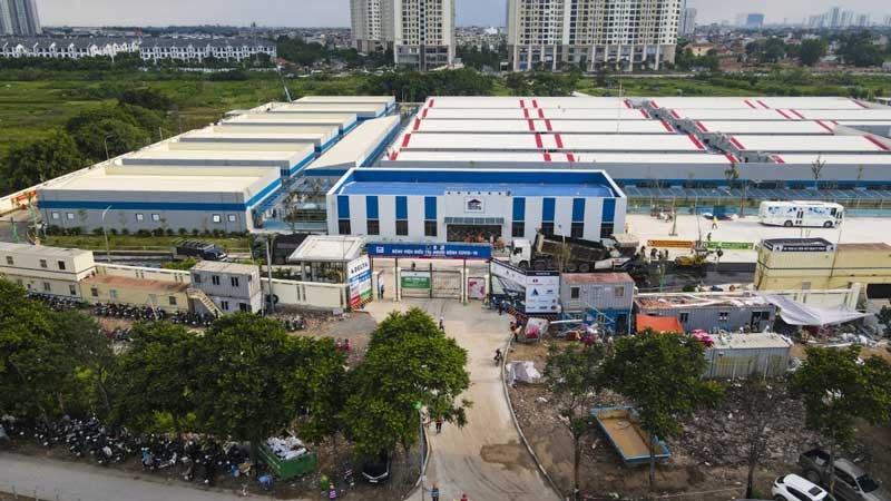 Bệnh viện được chia thành 3 khu: Khu nhà màu xanh là khu hành chính, phải bảo đảm không nhiễm khuẩn; khu nhà màu vàng là khu dinh dưỡng-nghỉ ngơi-xét nghiệm, test định kỳ-kho vật tư thiết bị y tế; khu đỏ dành cho bệnh nhân nặng điều trị ICU.