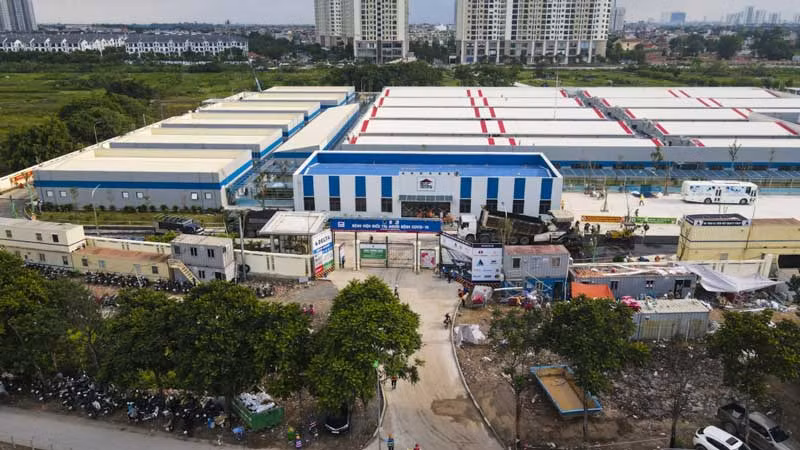 Bệnh viện được chia thành 3 khu: Khu nhà màu xanh là khu hành chính, phải bảo đảm không nhiễm khuẩn; khu nhà màu vàng là khu dinh dưỡng-nghỉ ngơi-xét nghiệm, test định kỳ-kho vật tư thiết bị y tế; khu đỏ dành cho bệnh nhân nặng điều trị ICU.