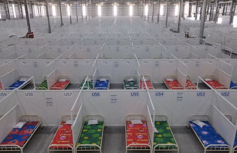 Khu điều trị này được lắp đặt trang thiết bị phù hợp nhằm điều trị bệnh nhân COVID-19 từ không triệu chứng, triệu chứng nhẹ ở "tầng 1", bệnh nhân có triệu chứng trung bình ở "tầng 2", bệnh nhân nặng ở "tầng 3".