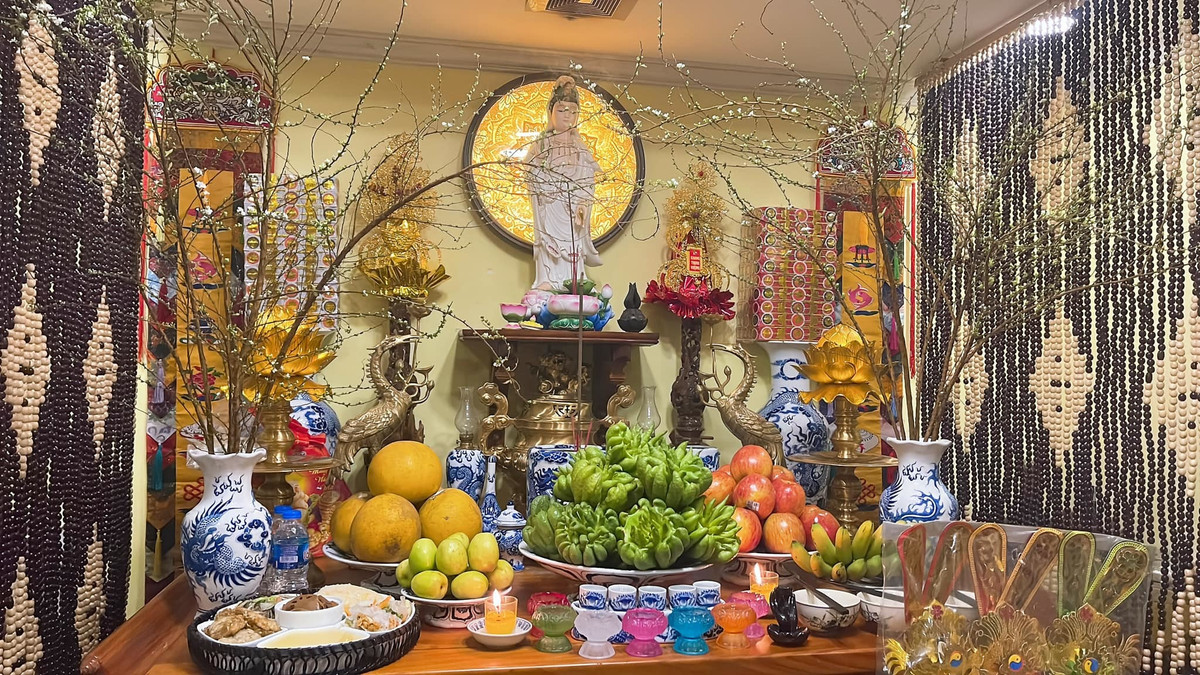 Trong nhà cũng trang trí các loại hoa tươi để không khí Tết thêm rực rỡ.