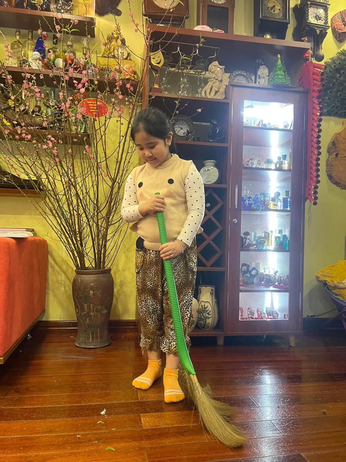 Con gái của NSND Tự Long cũng tự tay giúp đỡ bố mẹ dọn nhà đón Tết.