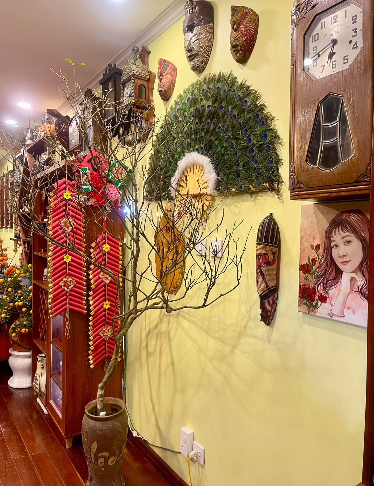 Không gian thờ cúng của nhà NSND Tự Long cũng được bày đặt rất ấm cúng.