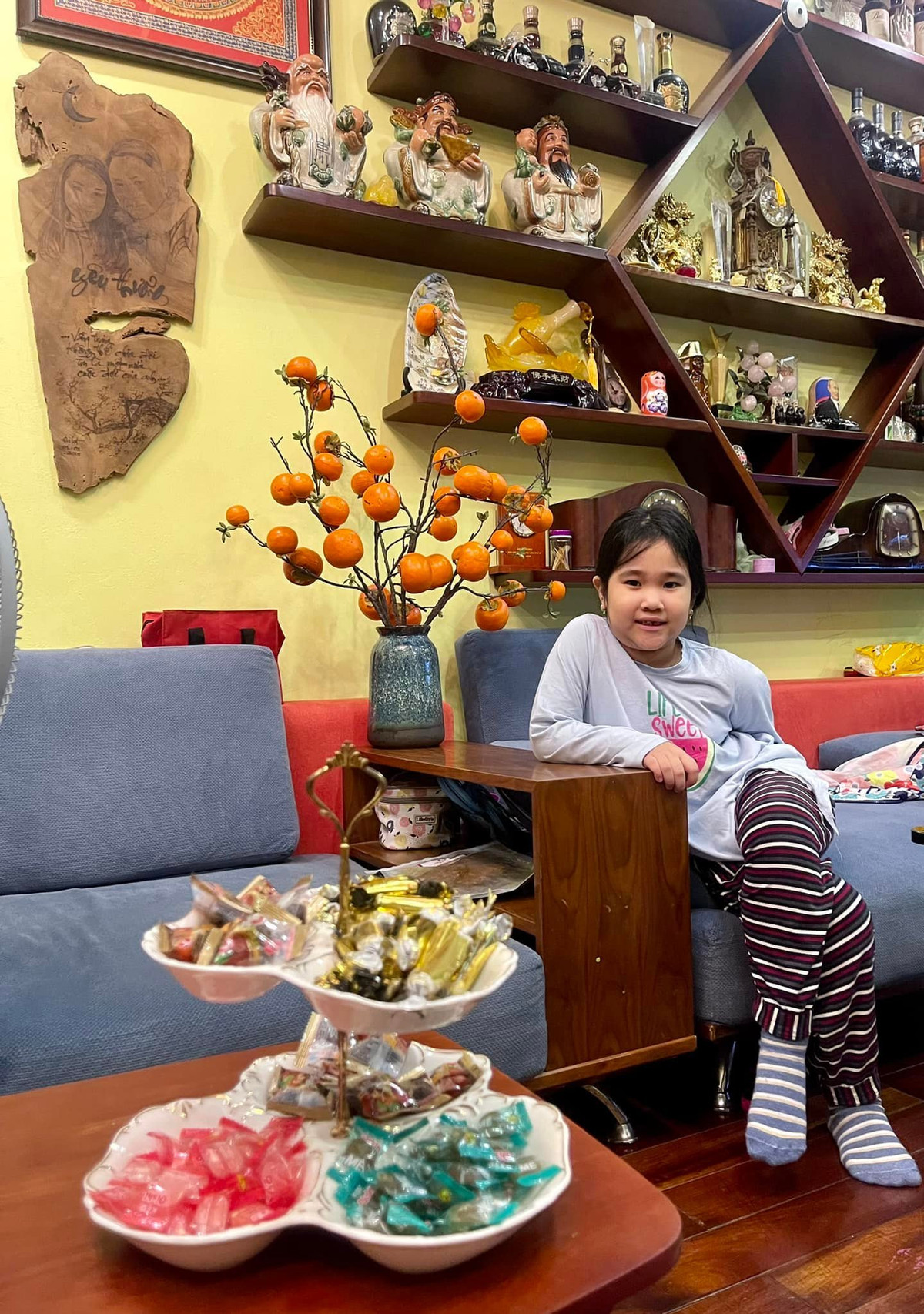 Khay kẹo bánh đã được đặt trên bàn để sẵn sàng đón khách.