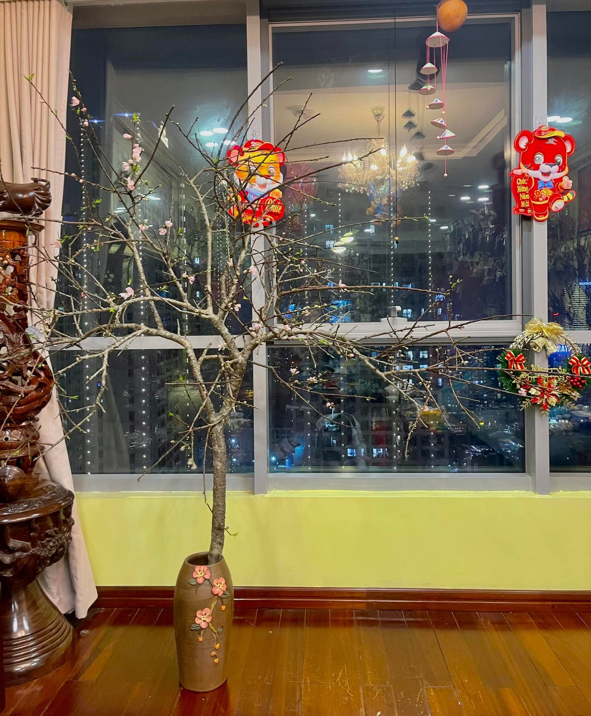 Một cành đào phai khác được cắm trong chiếc lọ rất đẹp ở một góc khác của ngôi nhà.