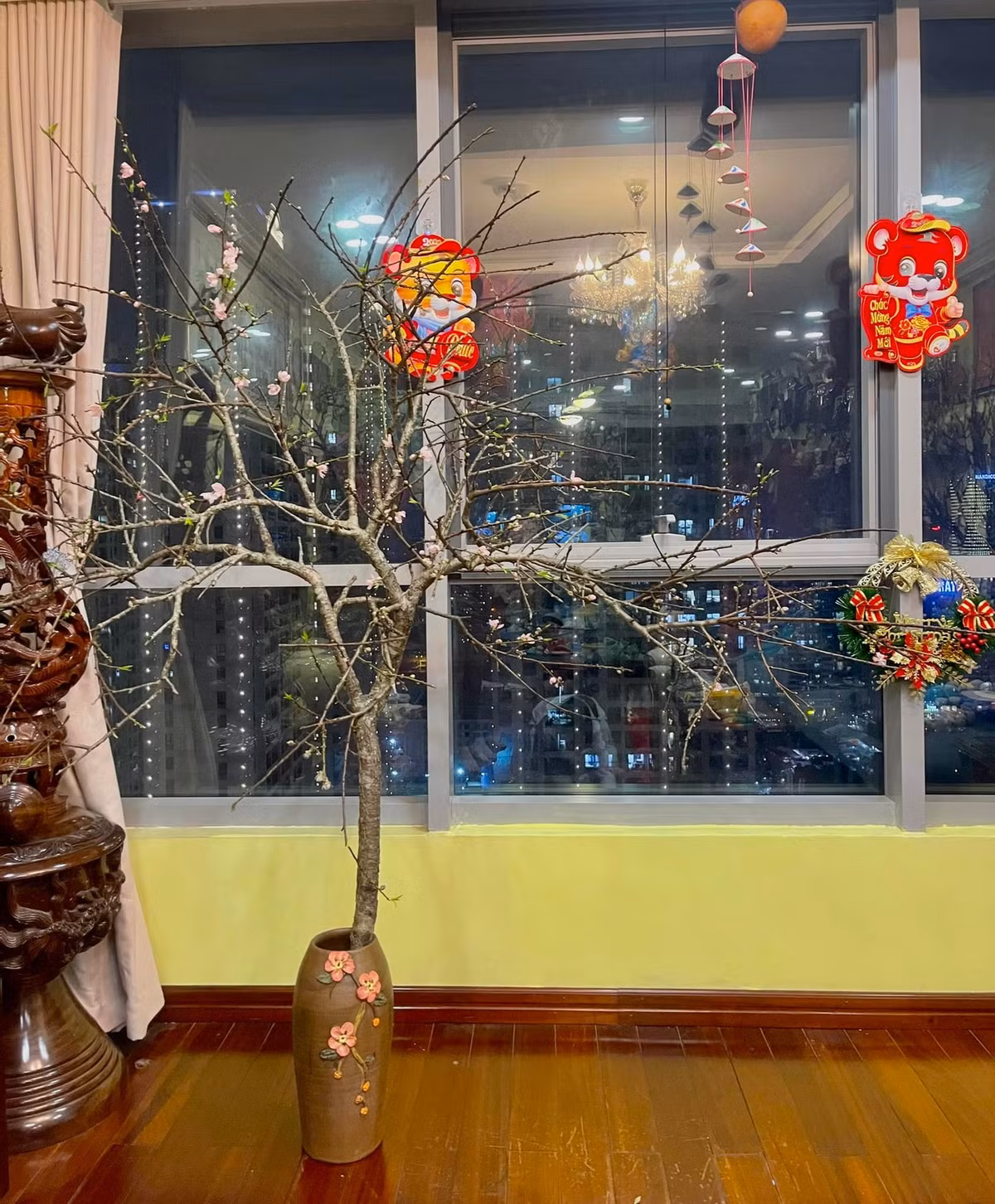 Một cành đào phai khác được cắm trong chiếc lọ rất đẹp ở một góc khác của ngôi nhà.