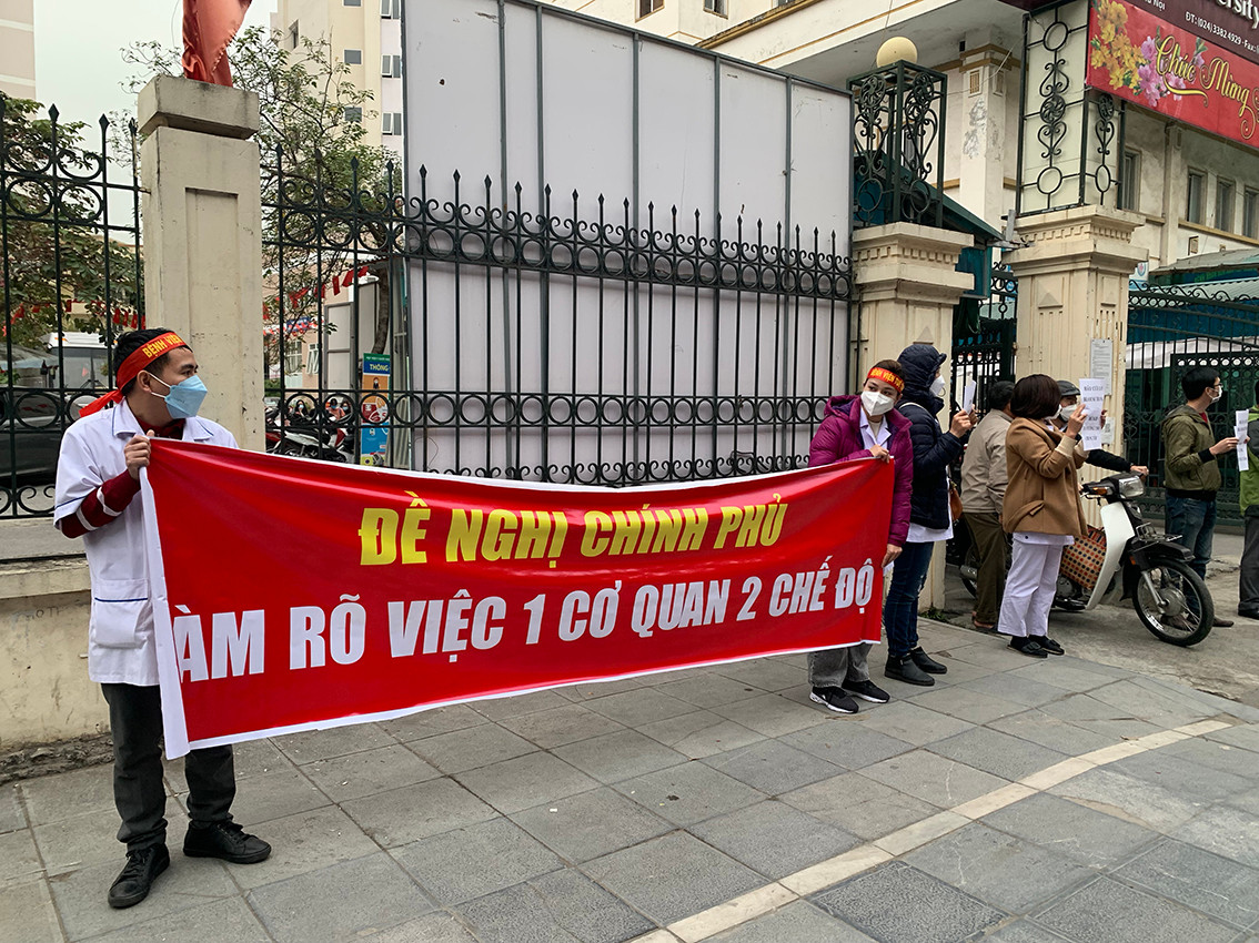 “Học viện rất mong lãnh đạo Bộ Y tế, các Vụ, Cục quan tâm gấp và kịp thời có phương án hỗ trợ kinh phí theo đề nghị của Bệnh viện và Học viện do tháng 12/2021 bệnh viện chưa chi trả lương đồng thời chuẩn bị đến Tết Nhâm Dần để bệnh viện sớm giải quyết tình trạng khó khăn hiện nay, giữ ổn định nội bộ", ông Huy nêu trong báo cáo. 