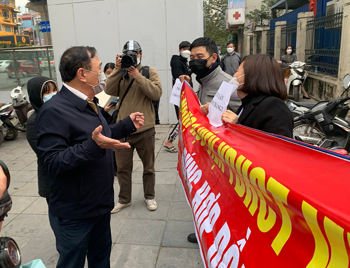 Ban Lãnh đạo Học viện Y Dược học Cổ truyền Việt Nam xuất hiện trong buổi biểu tình và động viên người lao động Bệnh viện Tuệ Tĩnh bình tĩnh, chờ đợi 