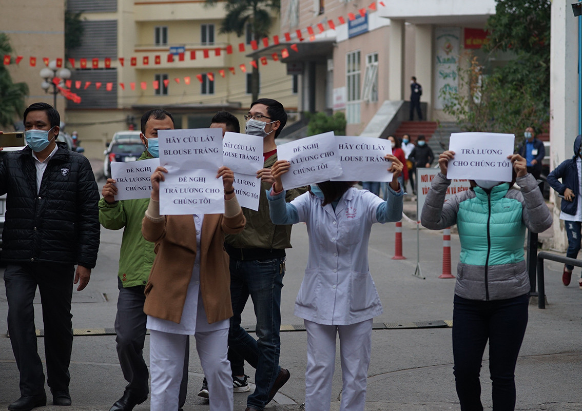 Theo báo cáo, sự việc nhân viên y tế căng băng rôn kêu cứu có nguyên nhân Bệnh viện Tuệ Tĩnh chưa có nguồn kinh phí chi trả lương tháng 12/2021 và 50% lương từ tháng 5 đến tháng 11/2021 cho viên chức, người lao động. 