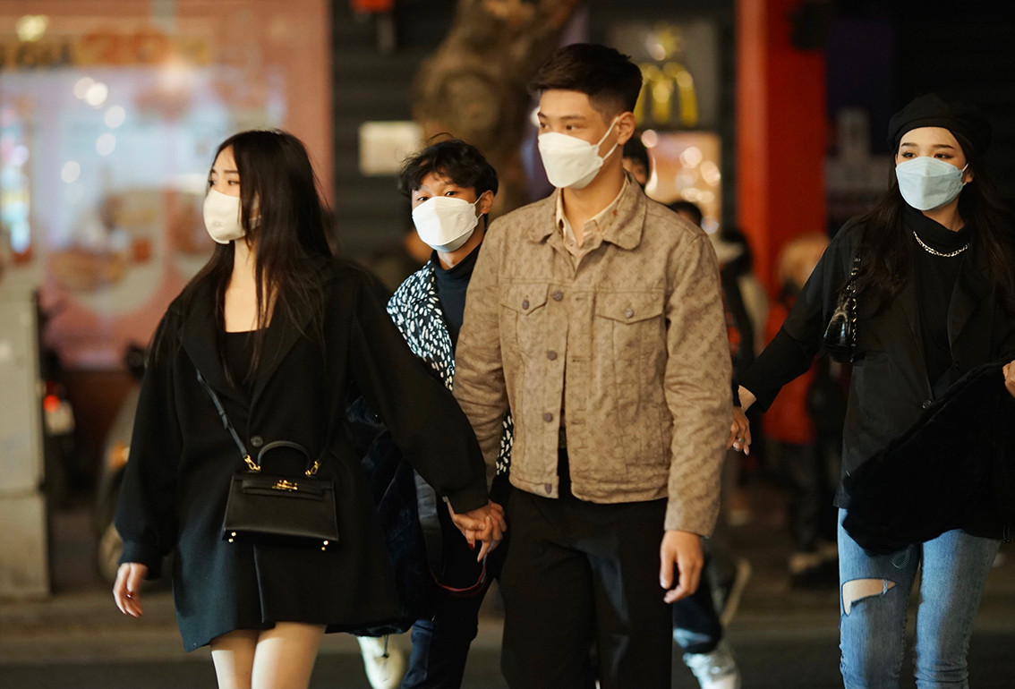 Theo ghi nhận của PV Báo Tri thức và Cuộc sống, thời điểm sát giao thừa mọi người đã đổ về khu vực quanh Hồ Gươm nhưng không xảy ra ùn tắc như mọi năm.