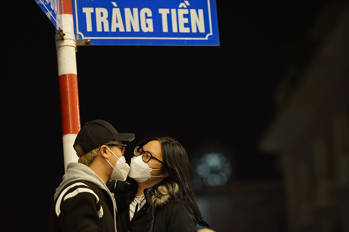 Nụ hôn đáng nhớ thời khắc giao thừa.