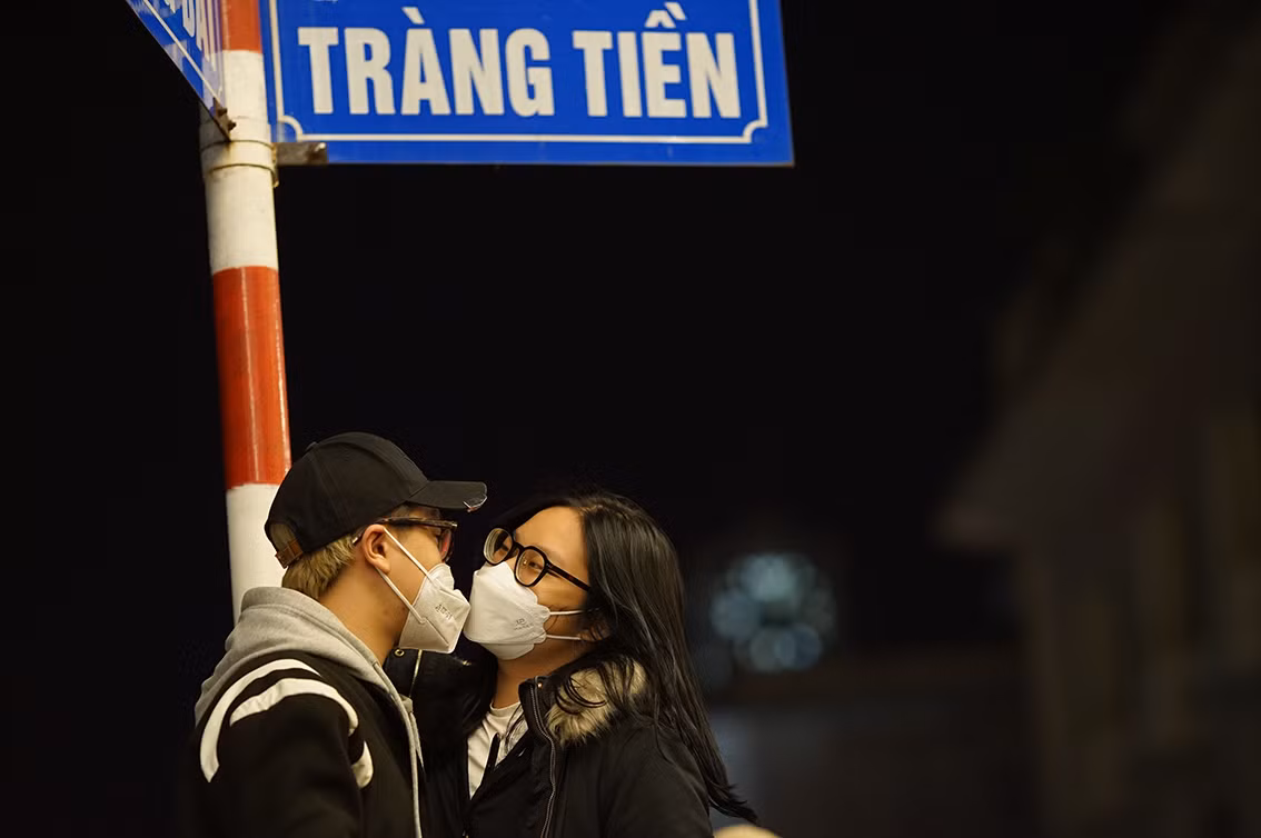 Nụ hôn đáng nhớ thời khắc giao thừa.