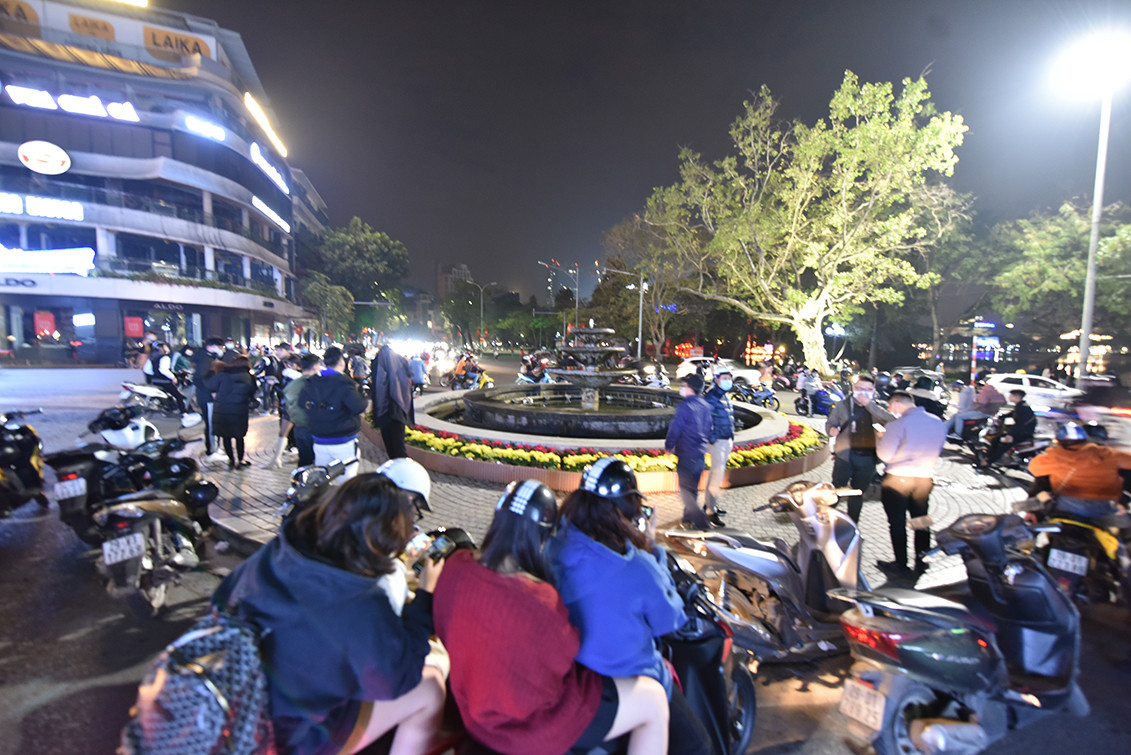 Nguoi dan Ha Noi “quen” khau trang check-in don nam moi