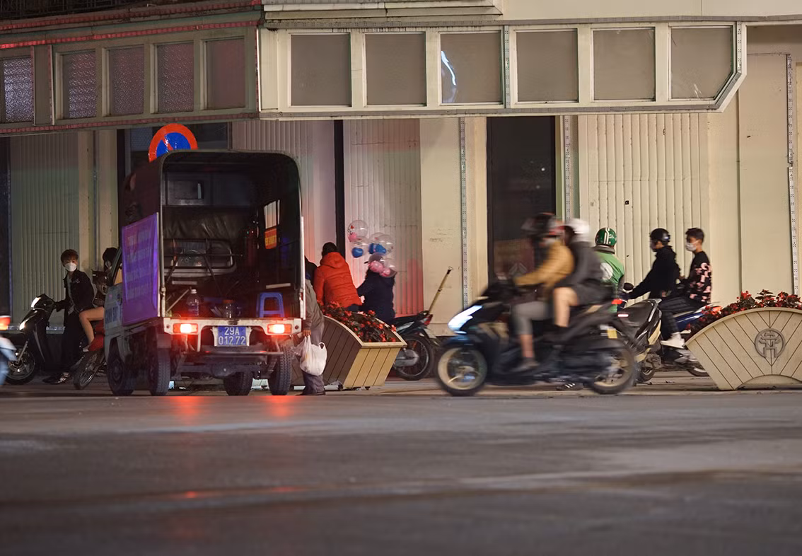 Phải đến khi Công an phường Tràng Tiền đi nhắc nhở trực tiếp thì tình hình giao thông tại trung tâm Hà Nội mới bắt đầu được... "giảm nhiệt?