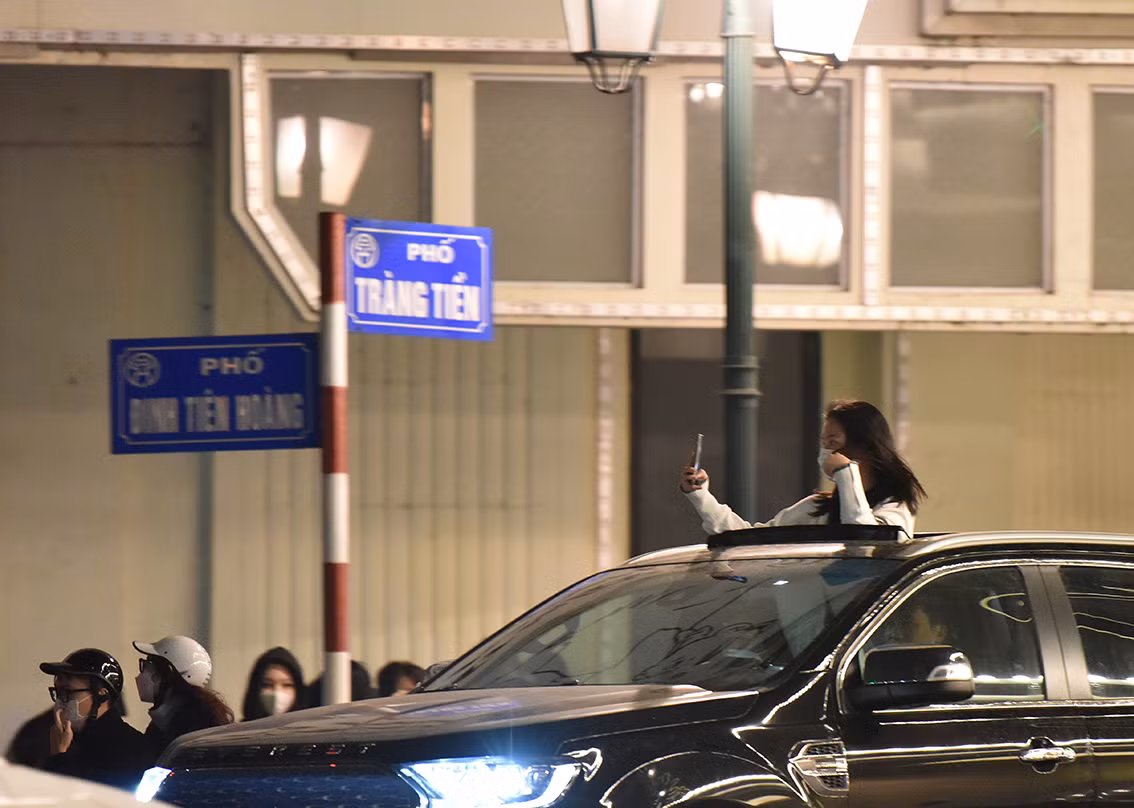 Khác với mọi năm khi thường xảy ra ùn tắc thì năm nay lượng người đi chơi ít hơn hẳn.