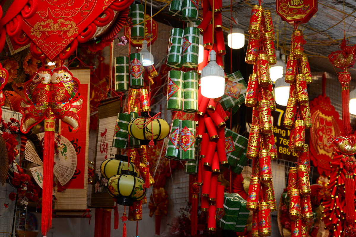 Chỉ còn chưa đầy 1 tháng nữa sẽ chính thức tới Tết Nguyên đán, dù tình hình dịch COVID-19 còn diễn biến phức tạp nhưng không khí Tết truyền thống là điều không thể thiếu của phố phường Hà Nội.