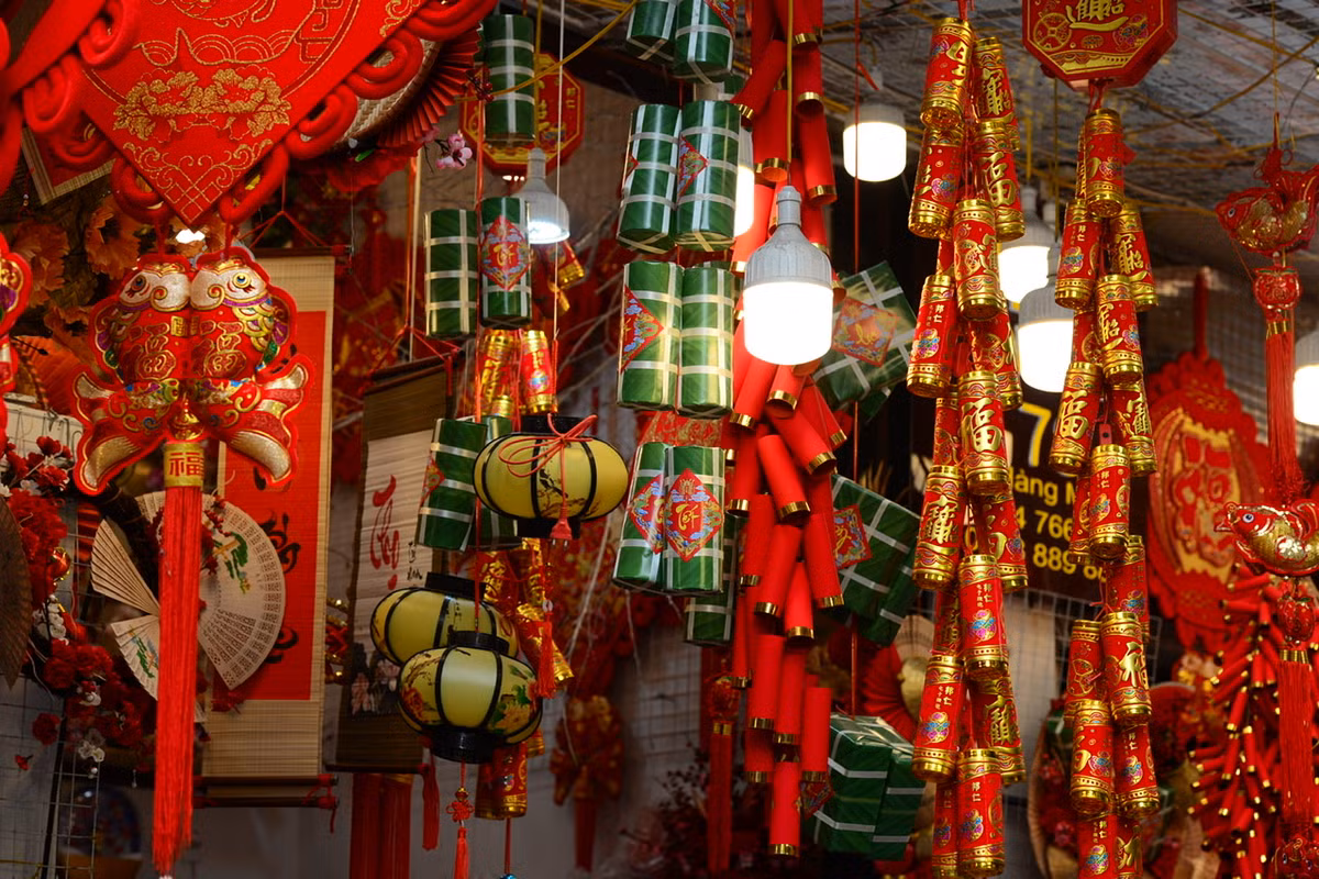 Chỉ còn chưa đầy 1 tháng nữa sẽ chính thức tới Tết Nguyên đán, dù tình hình dịch COVID-19 còn diễn biến phức tạp nhưng không khí Tết truyền thống là điều không thể thiếu của phố phường Hà Nội.