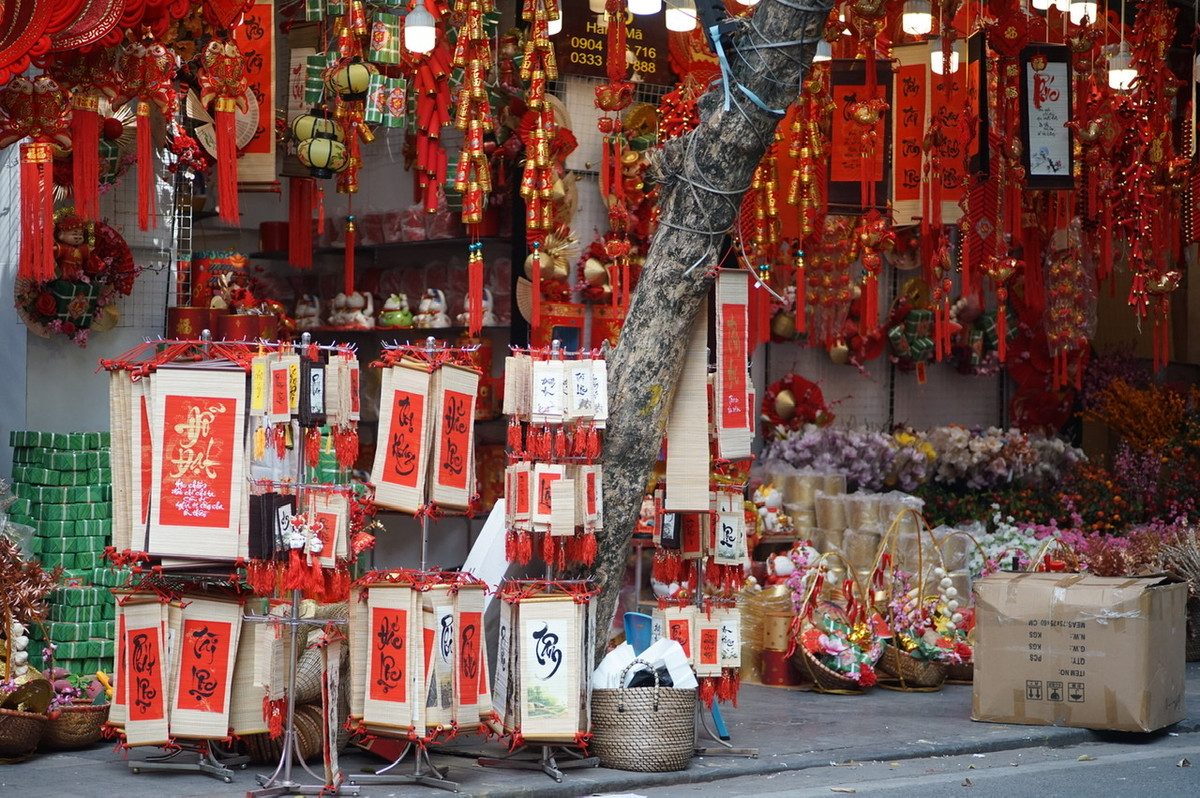 Theo ghi nhận của PV báo Tri thức và Cuộc sống, dù mới là những ngày đầu mở bán nhưng mặt hàng Tết trên phố Hàng Mã rất phong phú.