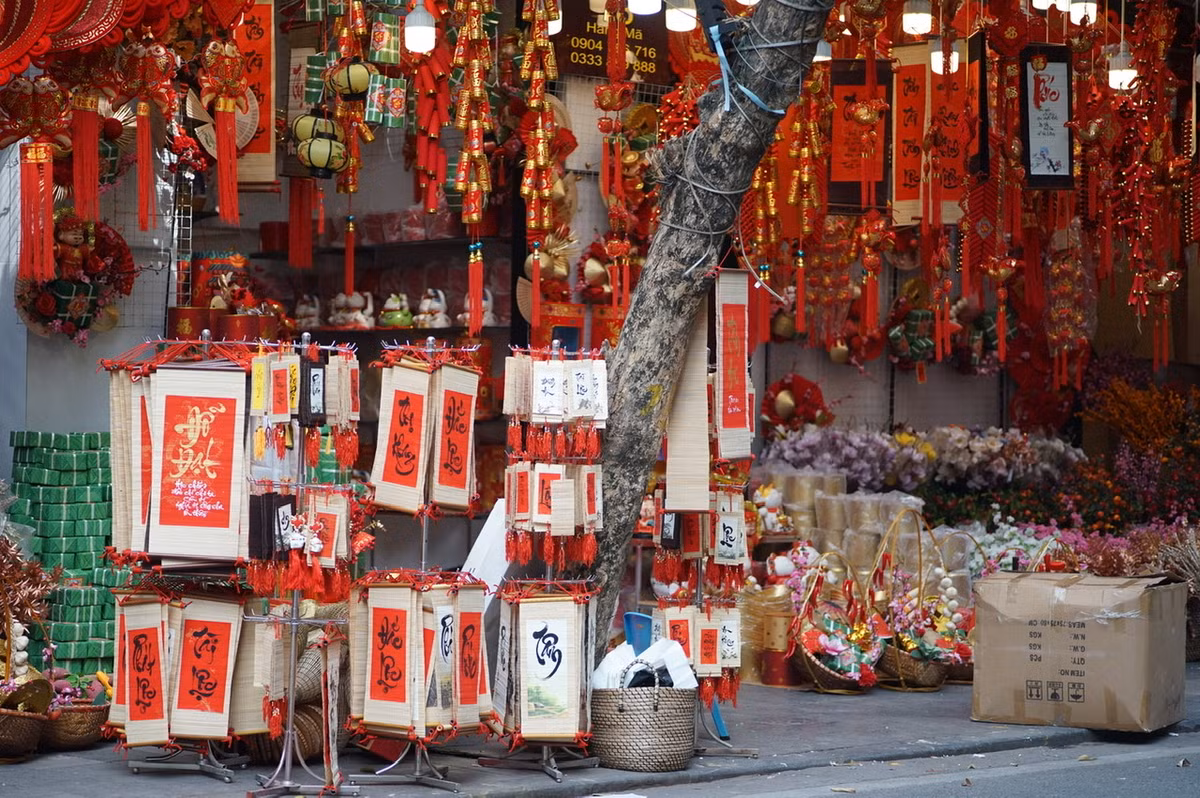 Theo ghi nhận của PV báo Tri thức và Cuộc sống, dù mới là những ngày đầu mở bán nhưng mặt hàng Tết trên phố Hàng Mã rất phong phú.