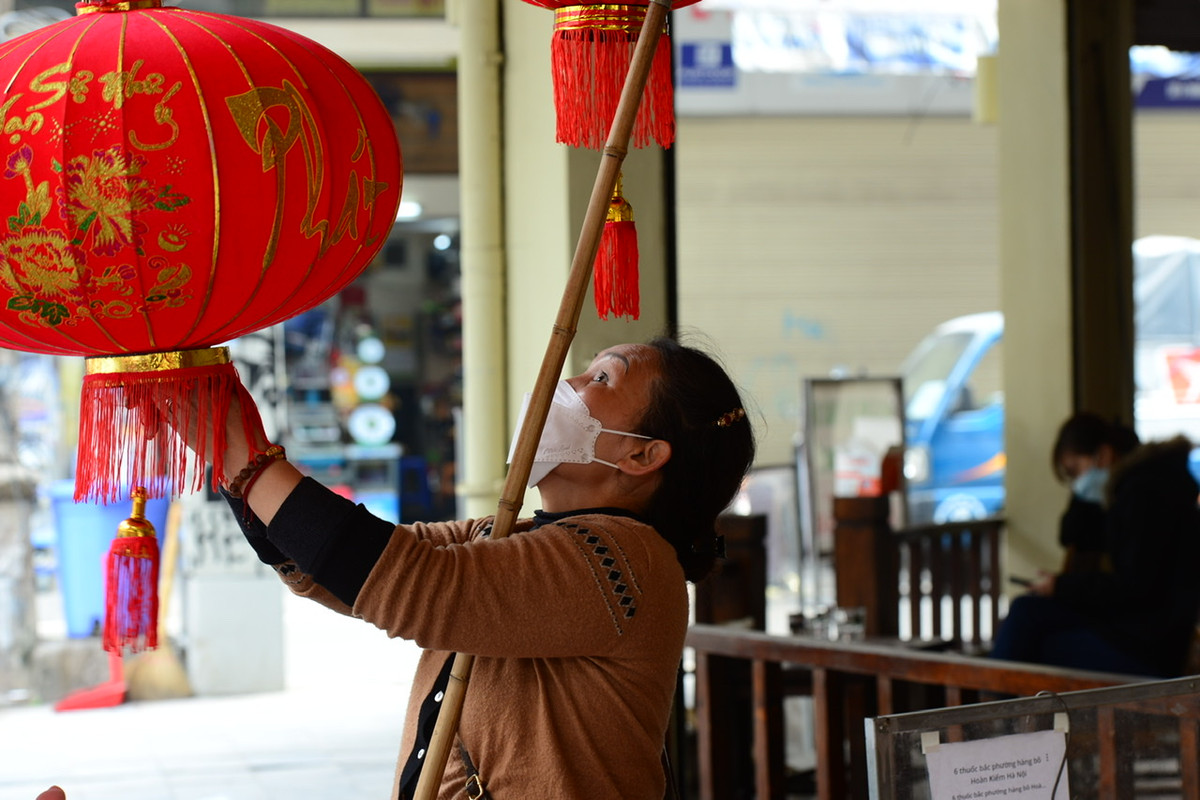 Trên phố Hàng Mã (quận Hoàn Kiếm, Hà Nội), các hàng quán đã bắt đầu mở bán đồ trang trí Tết.