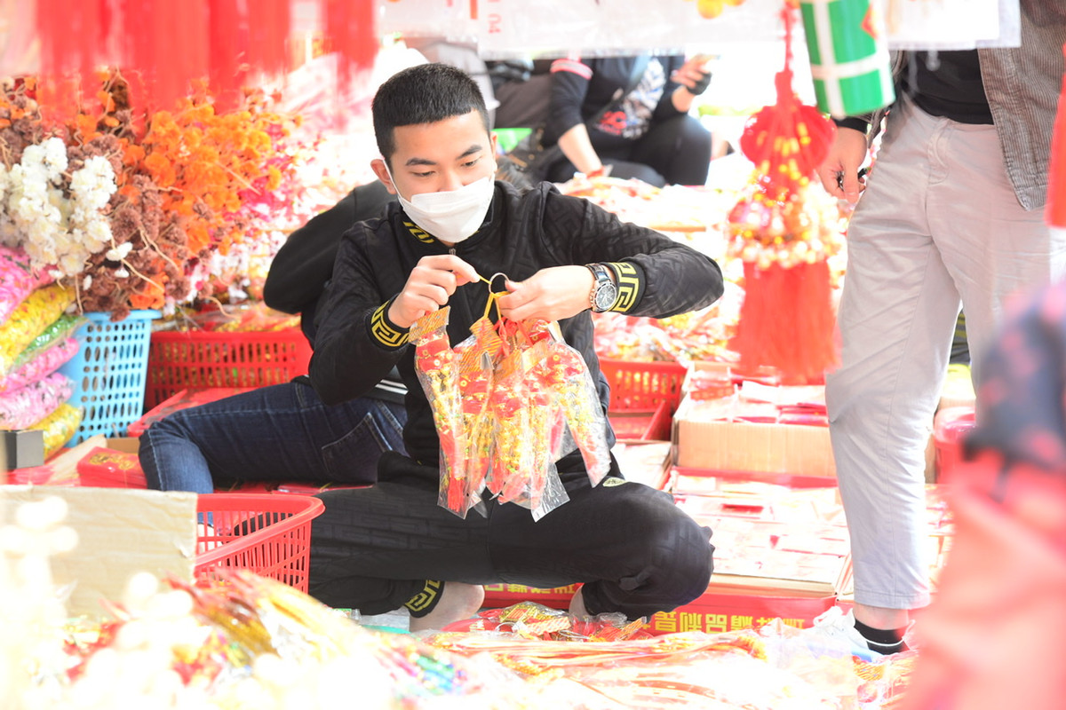 Anh Tuấn - chủ cửa hàng trên phố Hàng Mã chia sẻ thêm, cả phố đã bán từ vài ngày trước nhưng do mọi người nghỉ Tết Dương lịch cùng không khí lạnh nên không nhiều người đến mua.