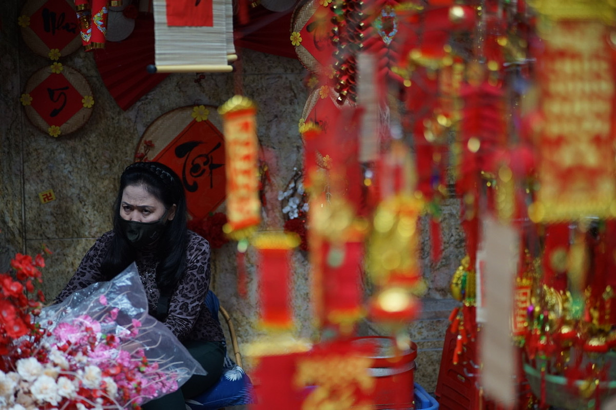 Một người bán hàng trên phố Hàng Mã cho biết, lượng khách đến mua năm nay đã giảm nhiều so với cùng thời điểm năm trước.