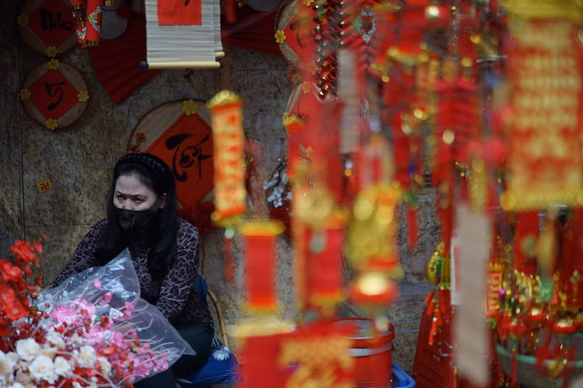 Một người bán hàng trên phố Hàng Mã cho biết, lượng khách đến mua năm nay đã giảm nhiều so với cùng thời điểm năm trước.