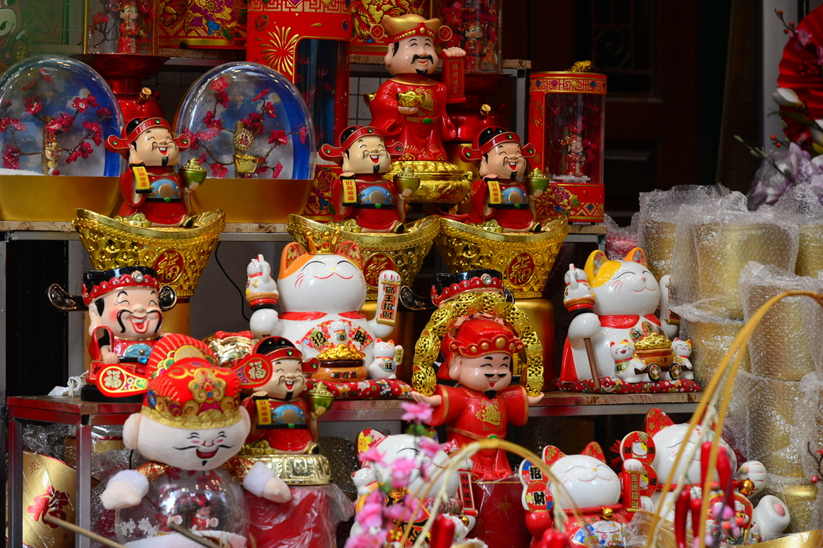 Tượng thần tài vẫn là mặt hàng phổ biến nhất.
