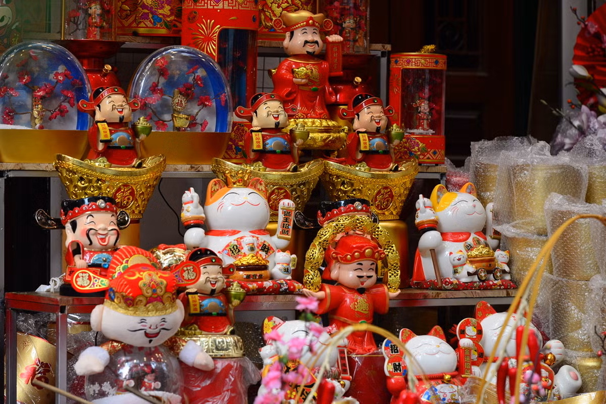 Tượng thần tài vẫn là mặt hàng phổ biến nhất.