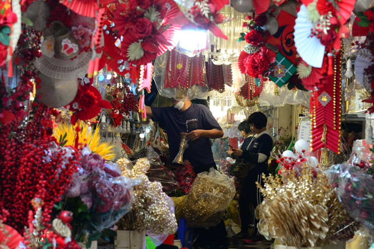 Trong ngày đầu tiên đi làm trở lại cùng không khí nắng ấm nên người dân đi mua bán nhiều hơn.