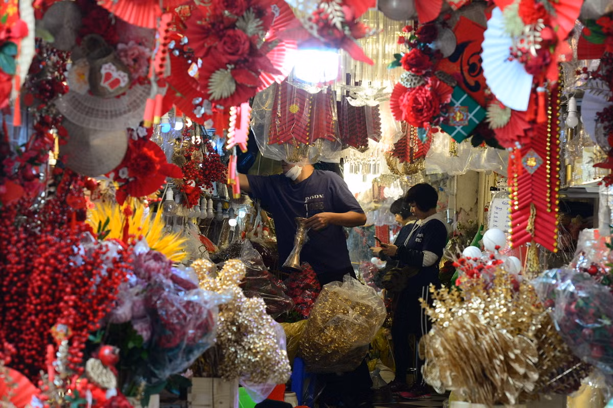 Trong ngày đầu tiên đi làm trở lại cùng không khí nắng ấm nên người dân đi mua bán nhiều hơn.