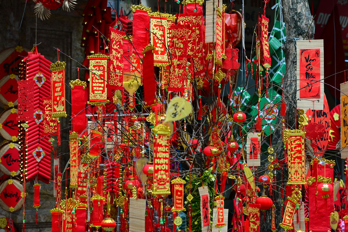 Thiệp chúc mừng năm mới, chuông gió và phong bao lì xì đỏ rực từng góc phố.