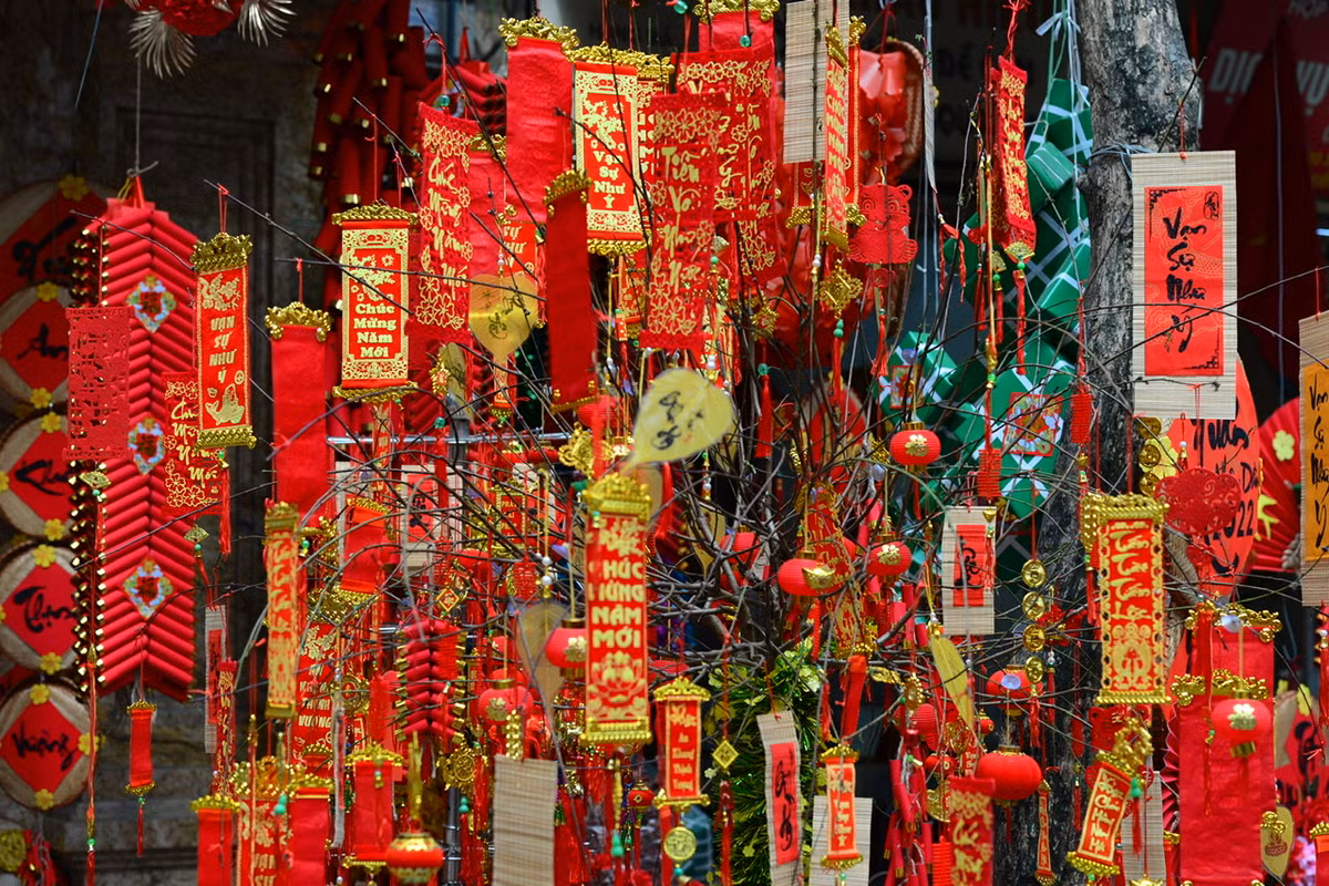 Thiệp chúc mừng năm mới, chuông gió và phong bao lì xì đỏ rực từng góc phố.