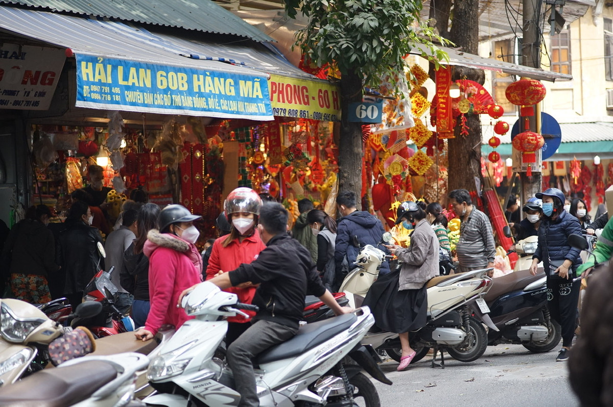 Dòng người đổ về phố Hàng Mã cũng bắt đầu nhộn nhịp dần.