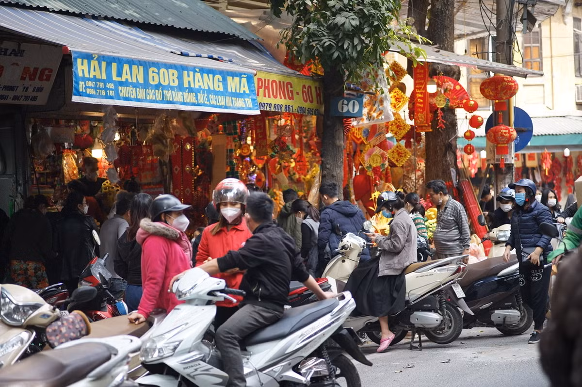 Dòng người đổ về phố Hàng Mã cũng bắt đầu nhộn nhịp dần.