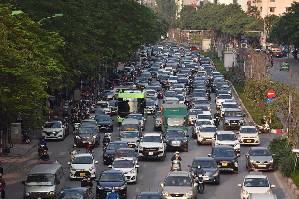 Ô tô xếp thành hàng dài trên phố.