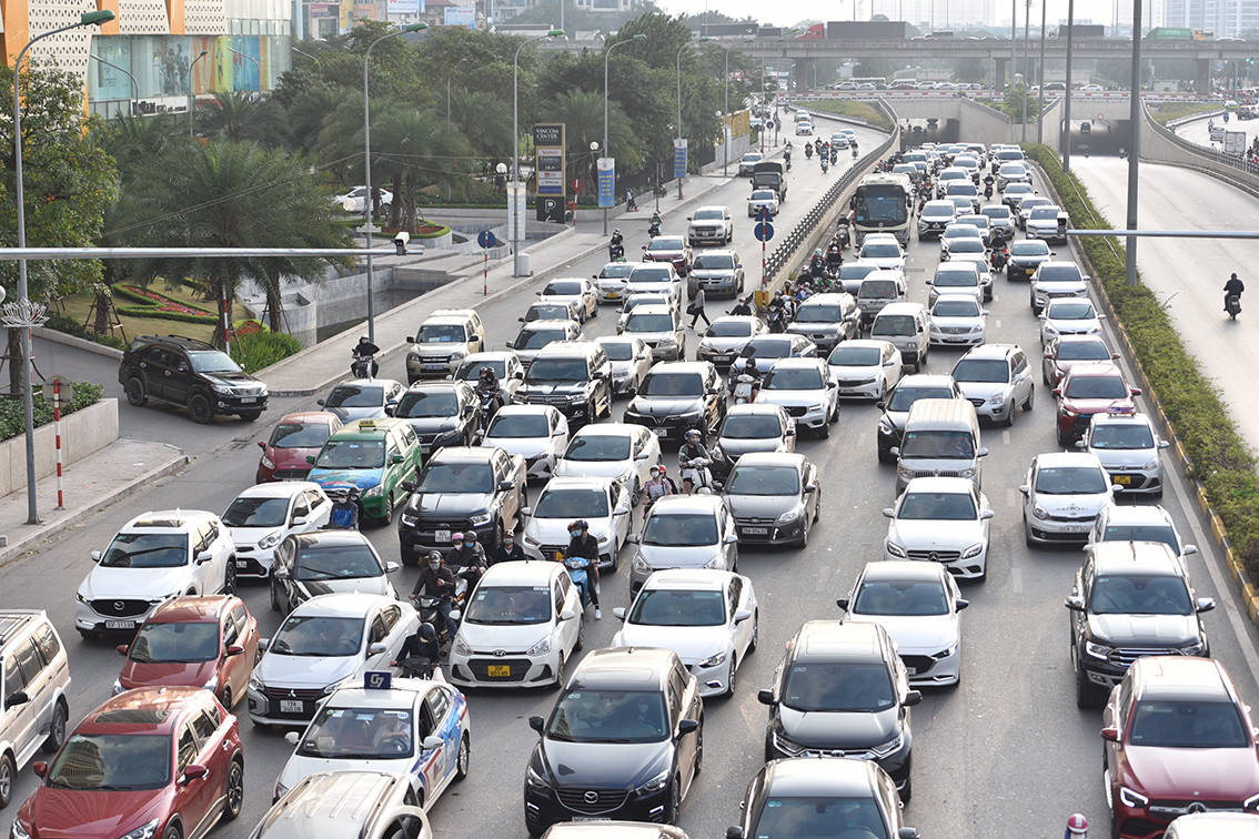 Đường Trần Duy Hưng tắc chiều hướng vào nội đô buổi sáng trong khi hướng ngược lại vắng vẻ.
