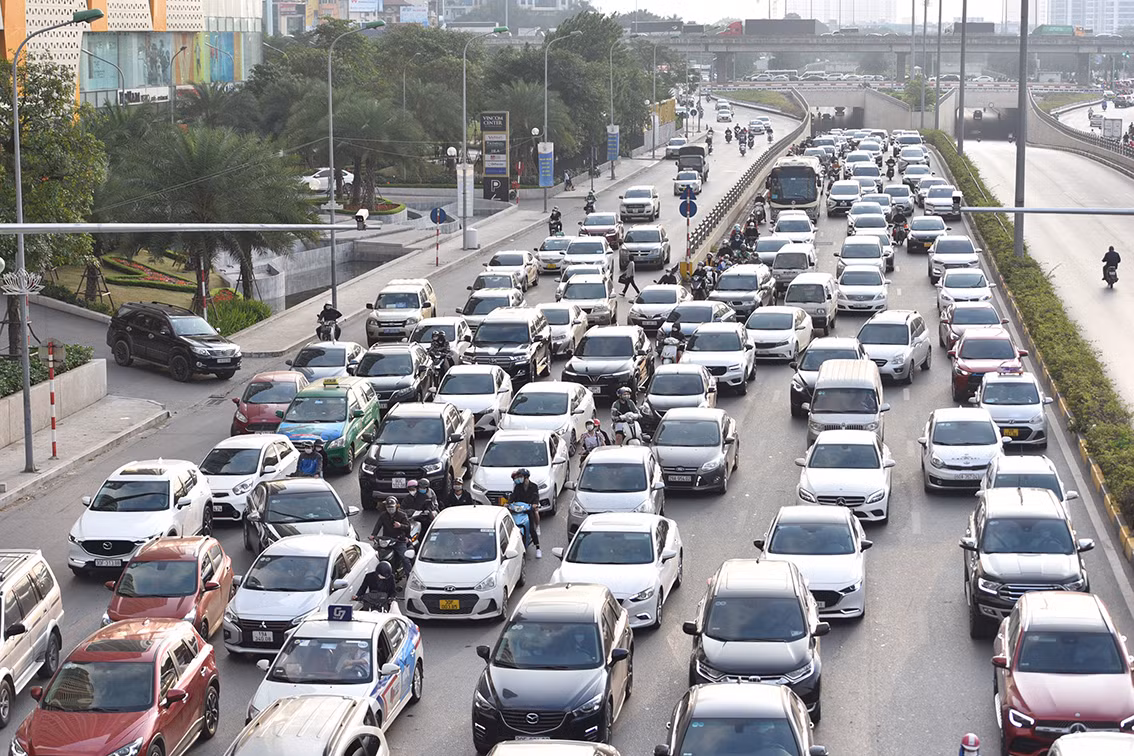 Đường Trần Duy Hưng tắc chiều hướng vào nội đô buổi sáng trong khi hướng ngược lại vắng vẻ.