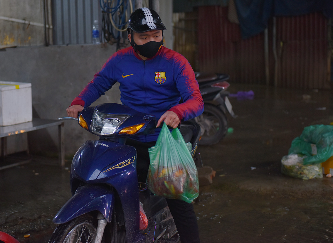 Năm nay các quầy bán cá cũng chỉ dám lấy ít cá đỏ nhỏ để bán cầm chừng chứ không dám nhập hàng nhiều.