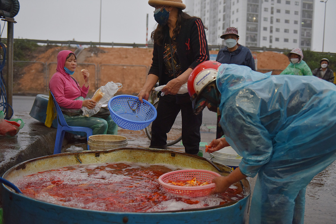 Chị Hoa - một tiểu thương chợ cá Yên Sở chia sẻ, dịch bệnh COVID-19 khiến người buôn cá không thể làm ăn buôn bán gì. Tuy vắng nhưng khách vẫn phải xếp hàng giữ khoảng cách chờ mua nên tốc độ bán rất chậm.