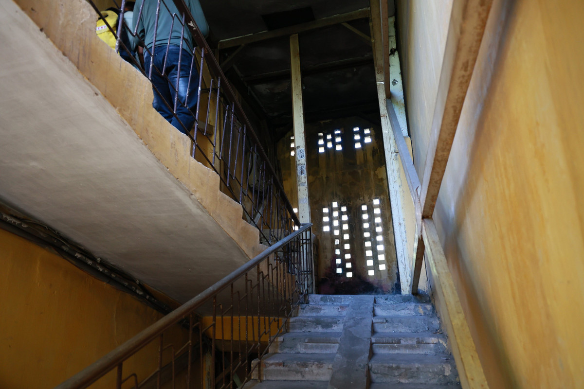 Do chưa có phương án sửa chữa nên nhiều năm qua chính quyền địa phương và người dân đã phải gia cố bằng nhiều cách để hạn chế rủi ro.