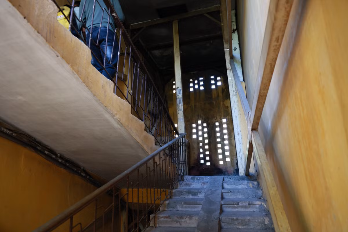 Do chưa có phương án sửa chữa nên nhiều năm qua chính quyền địa phương và người dân đã phải gia cố bằng nhiều cách để hạn chế rủi ro.