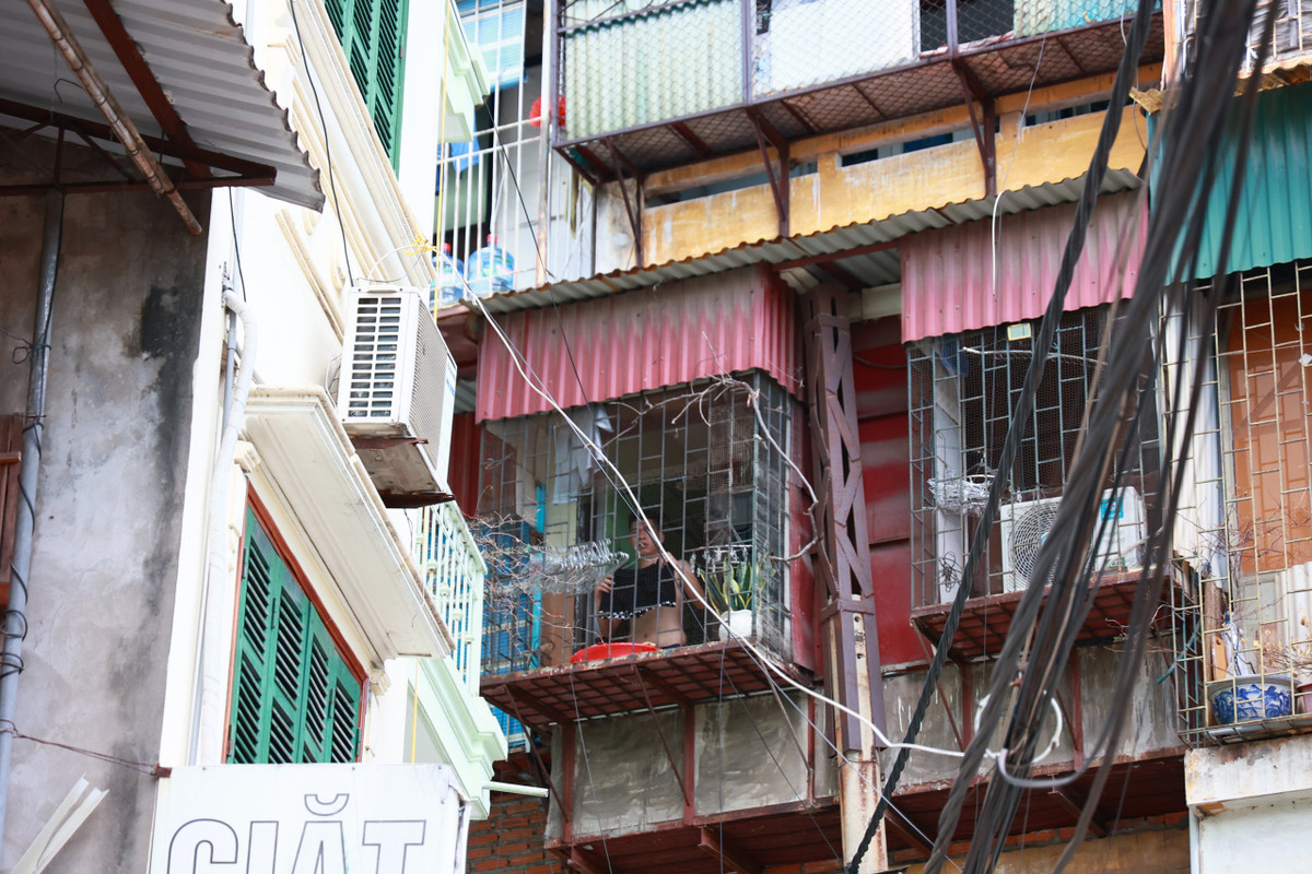 Để có thêm chỗ sinh hoạt, chuyện cơi nới thêm “chuồng cọp” và gia cố bằng cột thép đã không còn xa lạ với các khu tập thể cũ này.