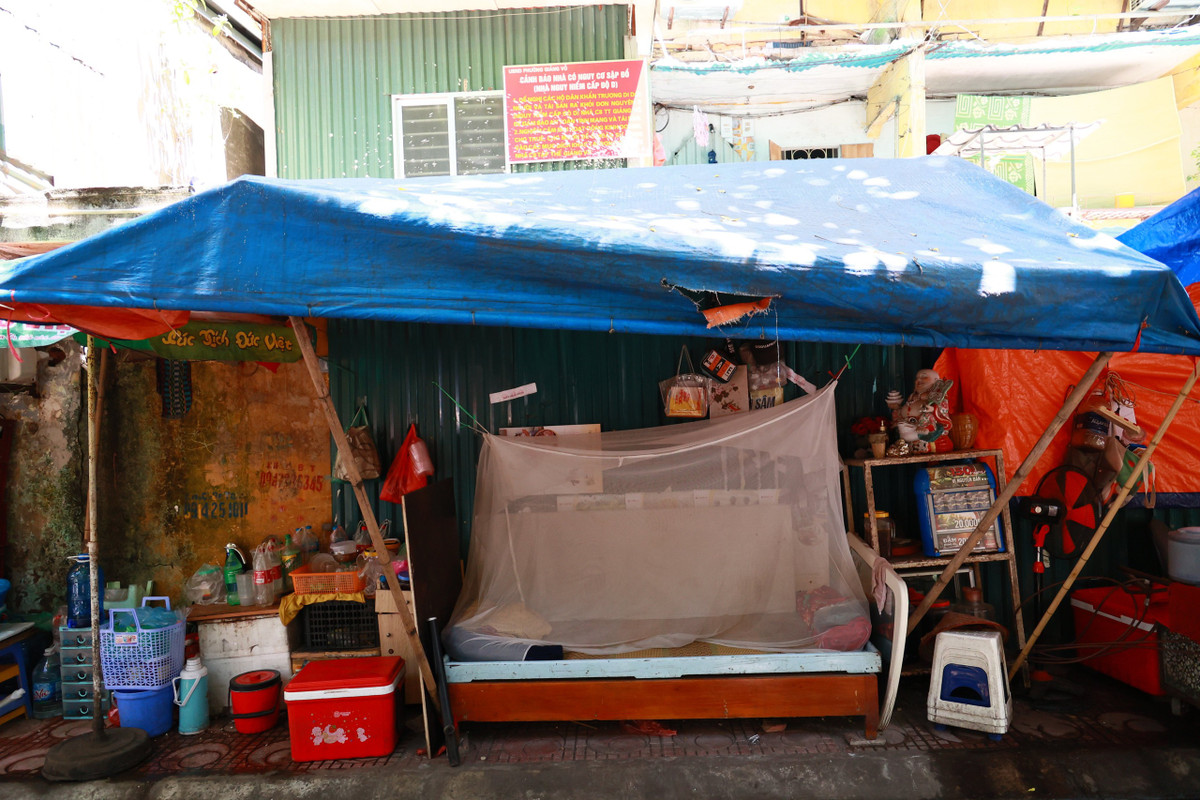 Nhiều hộ dân sống tại các khu chung cư cũ trên đã phải dọn ra ngoài ở từ nhiều tháng nay do tình trạng xuống cấp của toà nhà đã rất trầm trọng.