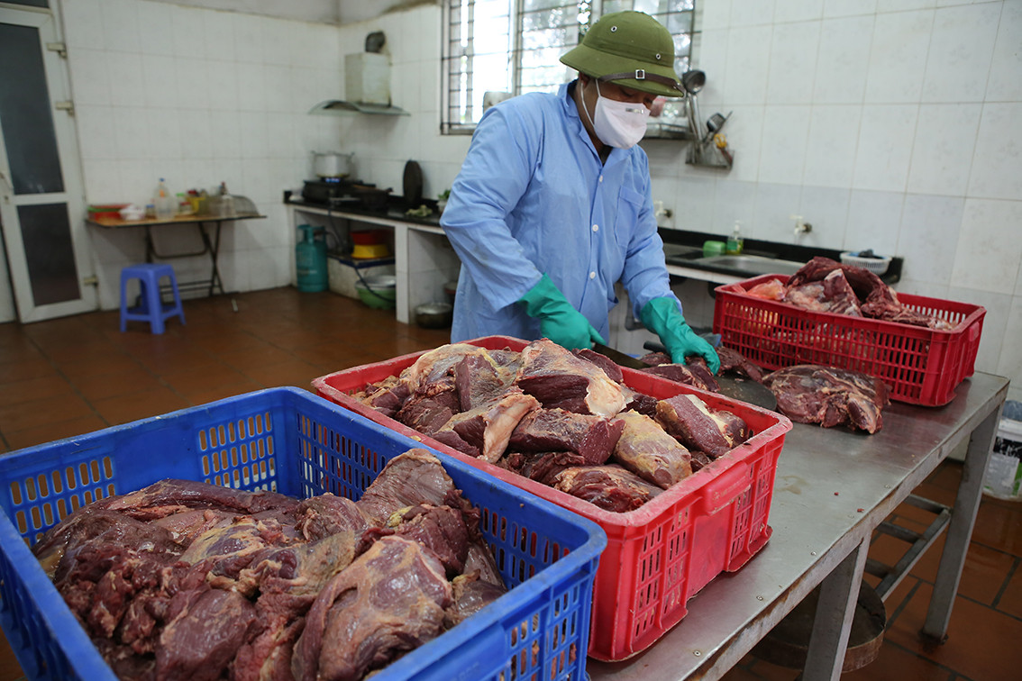 Công việc chăm sóc hổ hàng ngày được đội ngũ chuyên gia, nhân viên của Trung tâm đặc biệt chú ý. Mỗi cá thể hổ trưởng thành lên tới 200kg nên lượng tiêu thụ thức ăn vô cùng lớn.