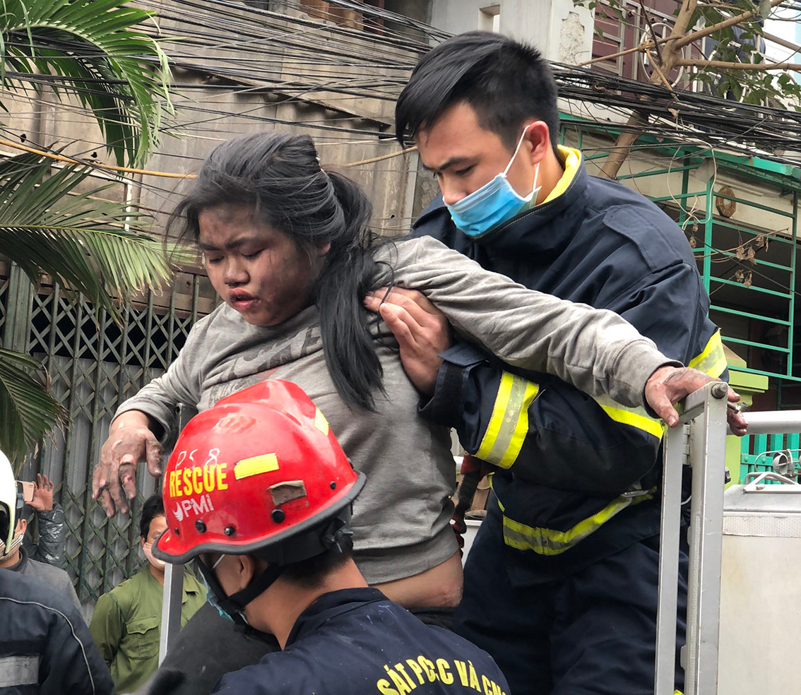 Sau khi ngọn lửa dập tắt, lực lượng cứu hộ đã sử dụng xe thang tiếp cận tầng 3 căn nhà giải cứu được một bé gái đang mắc kẹt.